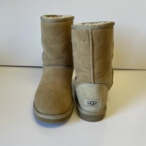 Ugg Women's Classic Short II Size 6